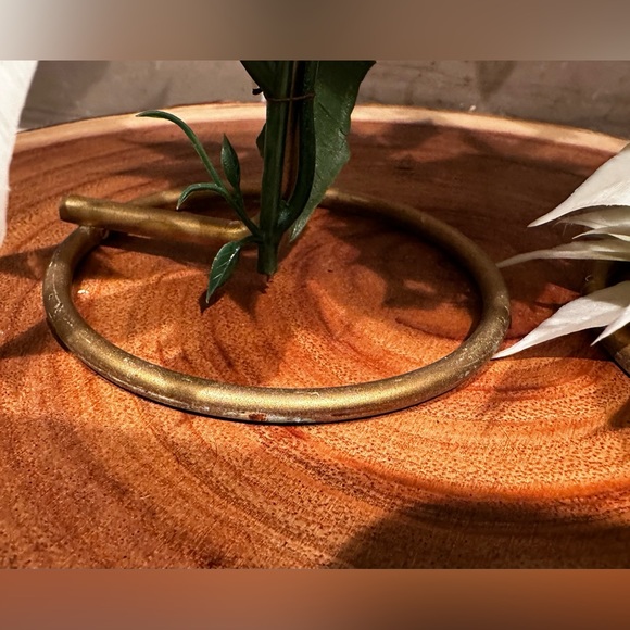 Set of 2 Vintage Brass Look Candle Holders w/Artificial White Poinsettias - Picture 4 of 9